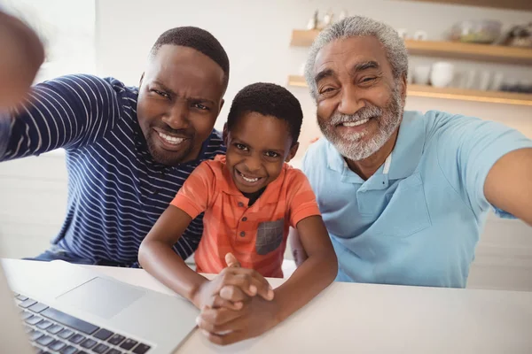 Multi generatie familie kijken camera — Stockfoto