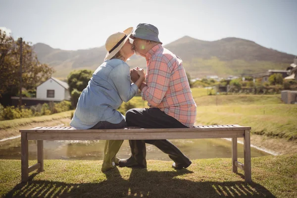 Casal sênior beijando uns aos outros — Fotografia de Stock