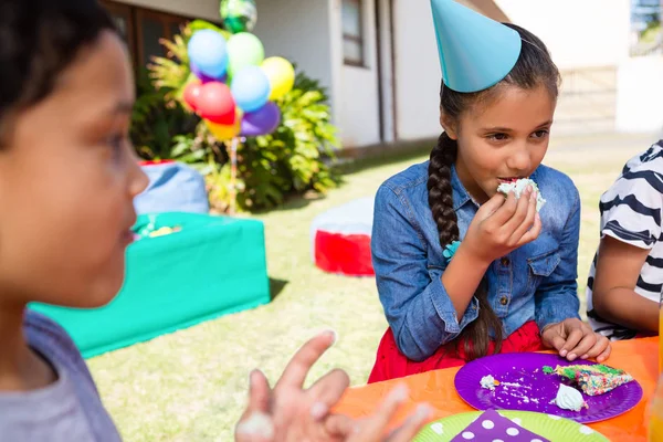 Niños comiendo pastel — Foto de Stock