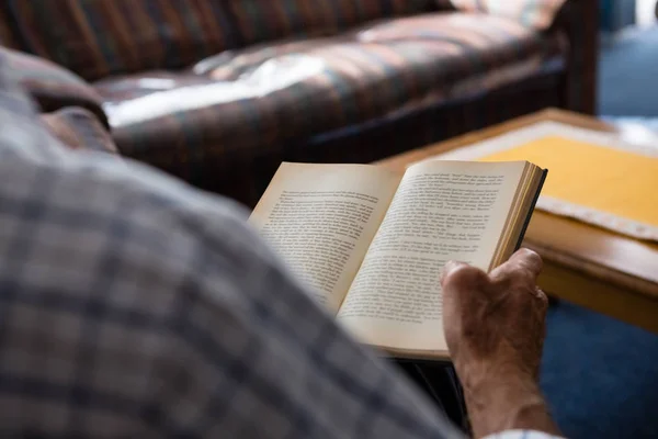 Mão de homem sênior livro de leitura — Fotografia de Stock