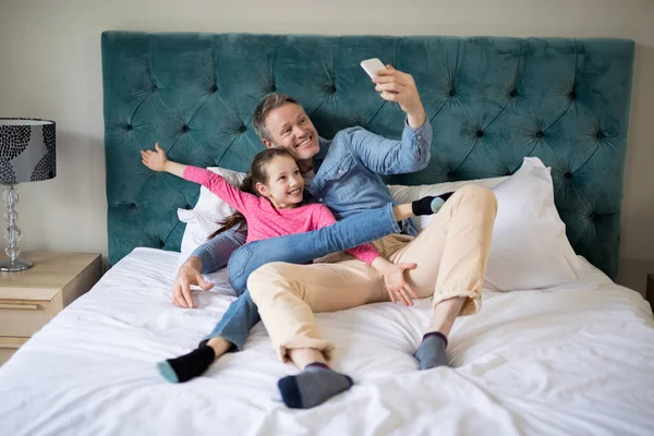 Baba ve kızı alarak selfie telefon ile — Stok fotoğraf