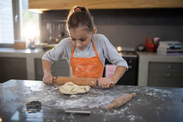 Mała dziewczynka spłaszczania ciasto — Zdjęcie stockowe