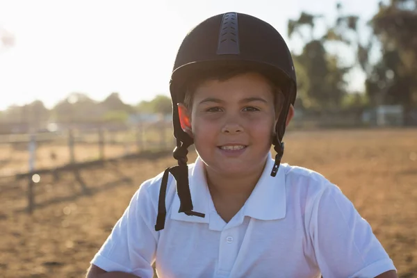 Rapaz a sorrir para a câmara no rancho — Fotografia de Stock