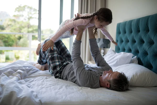 Otec a dcera baví na posteli — Stock fotografie