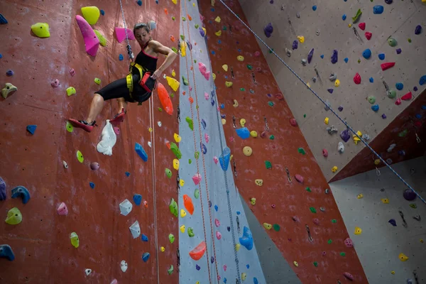 Mujer practicando escalada en roca —  Fotos de Stock