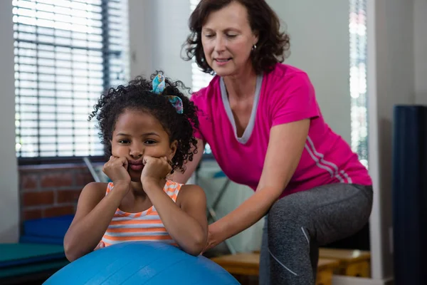 Fisioterapeuta femenina ayudando a paciente niña —  Fotos de Stock