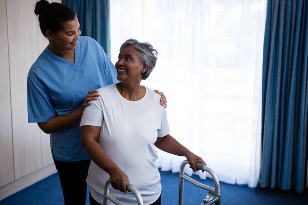 Pielęgniarka pomoc kobieta senior w chodzeniu — Zdjęcie stockowe