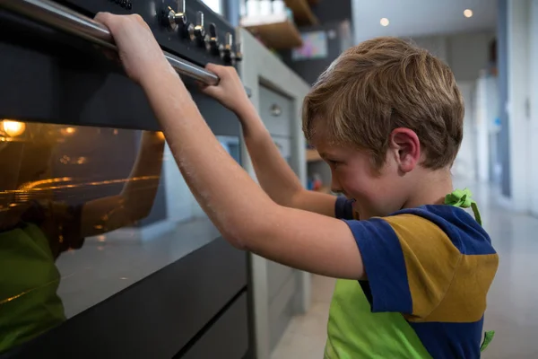 Ragazzo guardando forno — Foto Stock