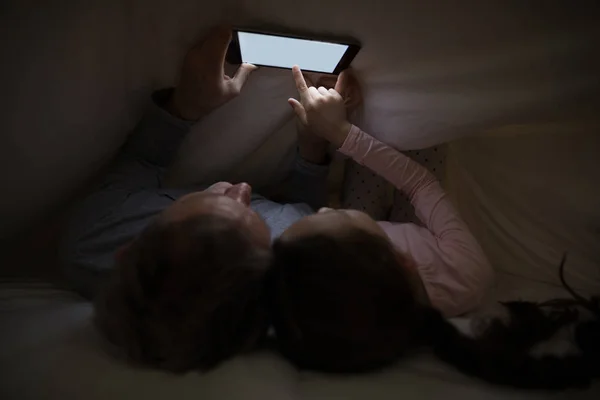 Padre e figlia utilizzando tablet — Foto Stock