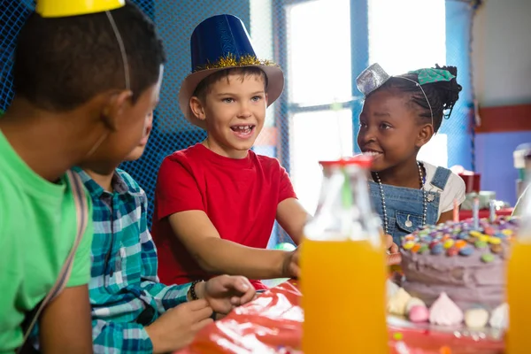 テーブルに座って話している子供 — ストック写真