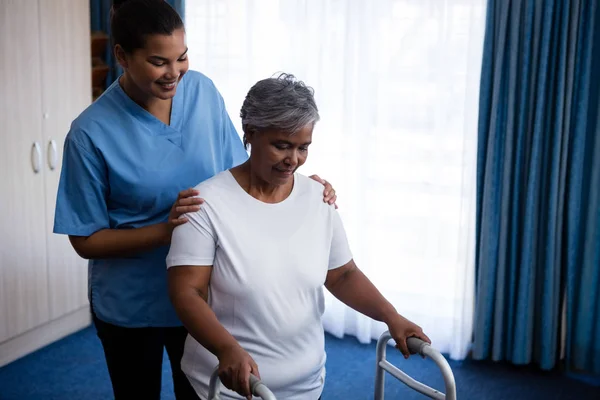 Kobieta senior pielęgniarka pomoc w chodzeniu — Zdjęcie stockowe
