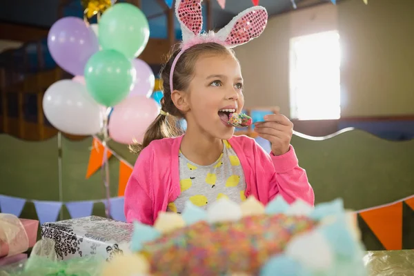 Cumpleaños chica comer un pastel —  Fotos de Stock