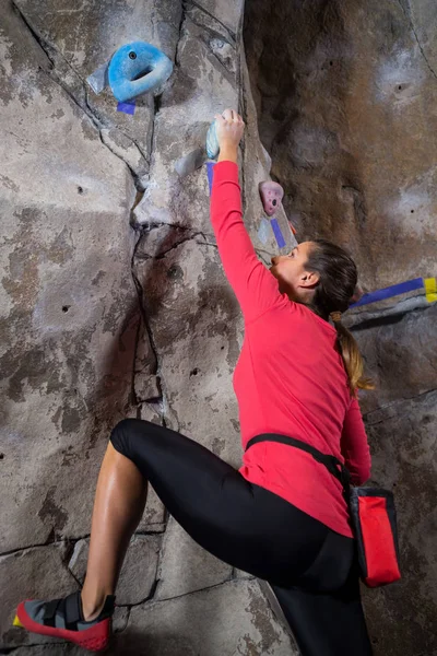 Donna determinata che pratica l'arrampicata su roccia — Foto Stock