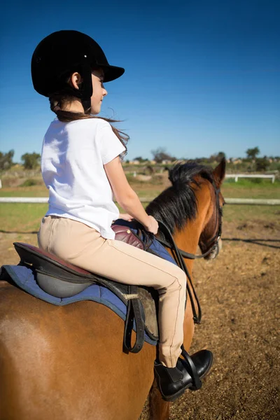 Menina montando um cavalo no rancho — Fotografia de Stock