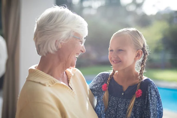 Vnučku a babička s úsměvem společně — Stock fotografie