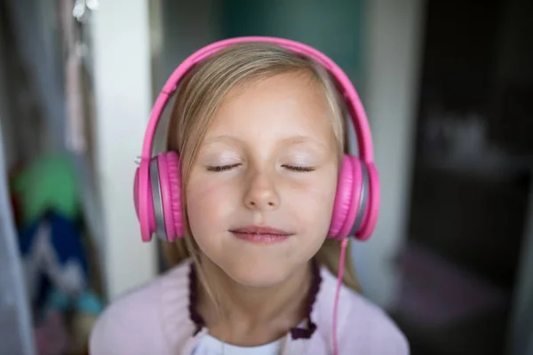 Chica escuchando música en los auriculares —  Fotos de Stock