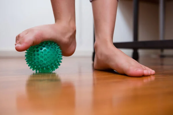 Fille d'exercice avec balle de stress à l'hôpital — Photo