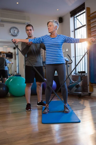 Physiotherapist helping patient in exercise — Stock Photo, Image