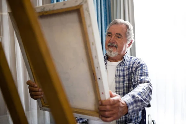 Homme âgé regardant la peinture — Photo