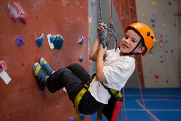 Muchacho decidido practicando escalada en roca —  Fotos de Stock