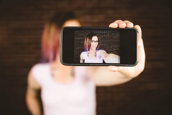 Женщина делает селфи с телефона — стоковое фото
