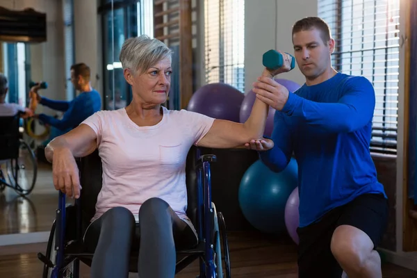 Mannelijke fysiotherapeut helpen patiënt in oefening — Stockfoto