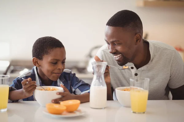 Padre e hijo desayunando en la cocina —  Fotos de Stock