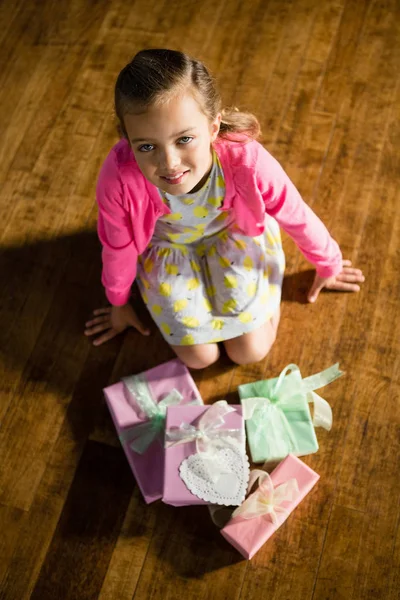 Mädchen mit verschiedenen Geschenkboxen zu Hause — Stockfoto