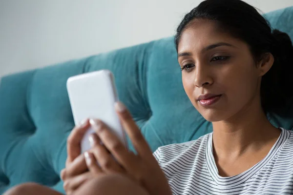 Mujer joven usando el teléfono en casa — Foto de Stock