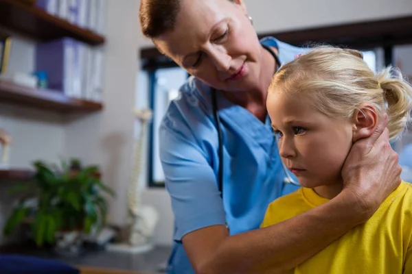 Médecin féminin examinant une petite fille — Photo