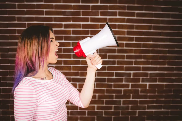 Mulher gritando em megafone — Fotografia de Stock