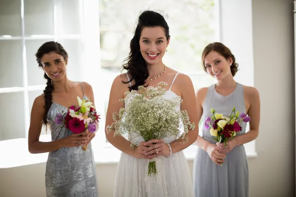 Noiva e damas de honra de pé com buquês — Fotografia de Stock