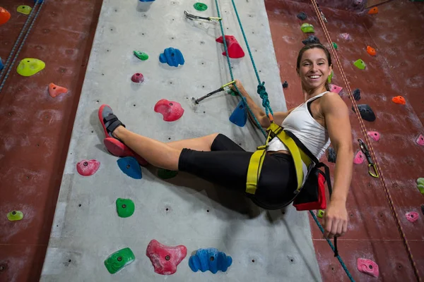 Mujer practicando escalada en roca —  Fotos de Stock