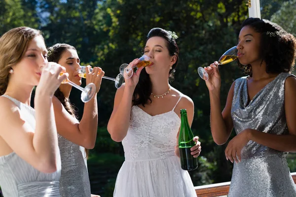 Noiva e damas de honor a beber champanhe — Fotografia de Stock