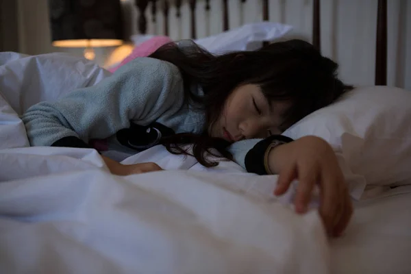Dziewczyna relaks na łóżku — Zdjęcie stockowe