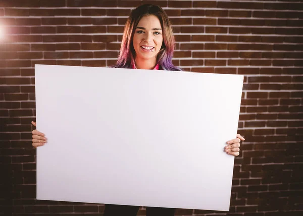 Sorrindo mulher segurando folha em branco — Fotografia de Stock