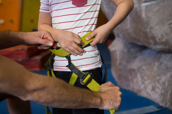 Trener pomoc chłopiec nosić szelki bezpieczeństwa — Zdjęcie stockowe