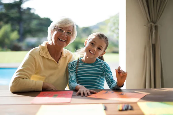 Enkelin und Großmutter zeichnen — Stockfoto