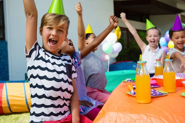 Crianças gritando durante a festa — Fotografia de Stock