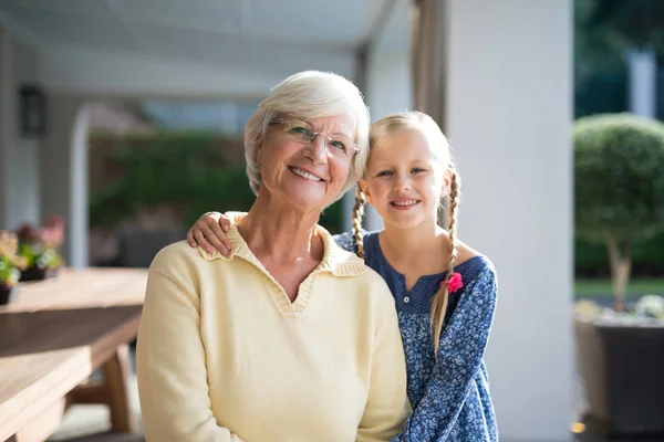 Внучка и бабушка вместе — стоковое фото