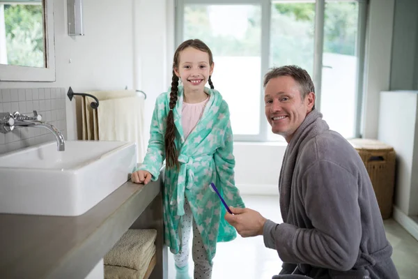 Vater und Tochter mit Zahnbürste — Stockfoto