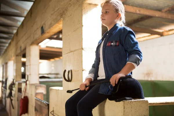 Mädchen sitzt im Stall — Stockfoto