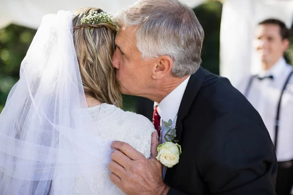 Liefdevolle vader zijn dochter kussen — Stockfoto