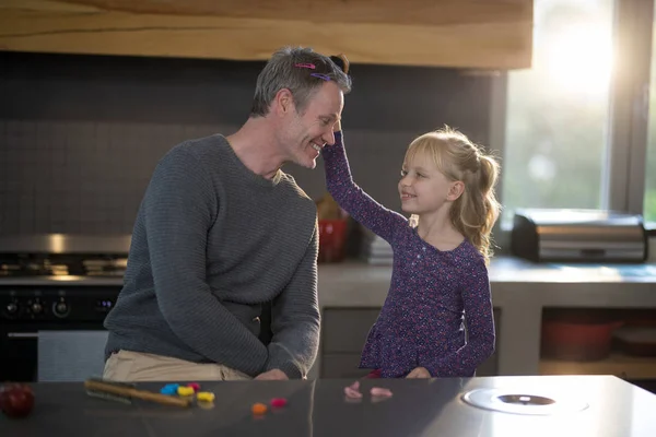 Daughter brushing fathers hair — Stock Photo, Image