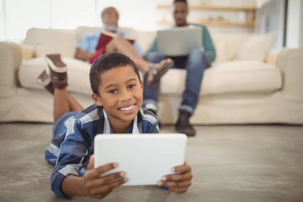 Ragazzo che utilizza tablet in soggiorno — Foto Stock