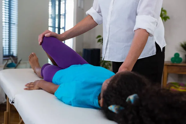 Physiothérapeute donnant massage des jambes à la fille — Photo