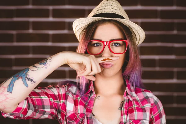 Femme prétendant avoir une fausse moustache — Photo