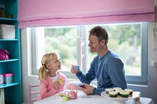 Ojciec i córka grając zestaw herbaty rolę odgrywają — Zdjęcie stockowe