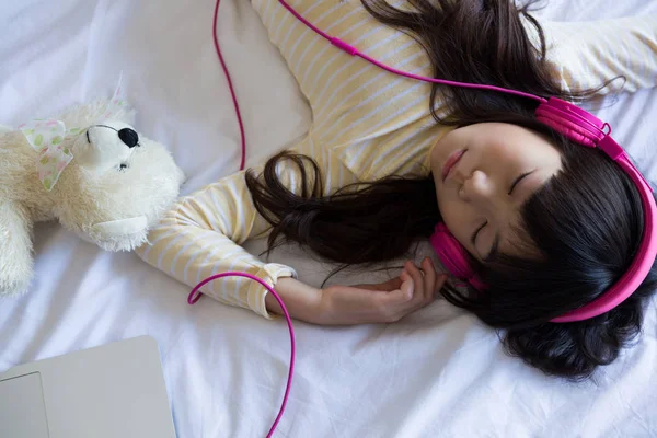 Κορίτσι να ακούτε μουσική ενώ στον ύπνο — Φωτογραφία Αρχείου