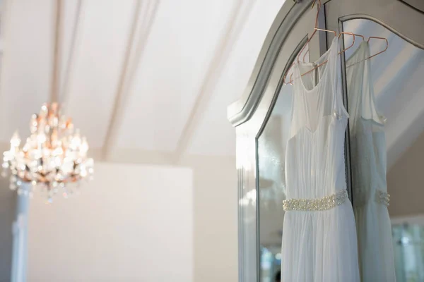 Brudklänning hänger på galge — Stockfoto